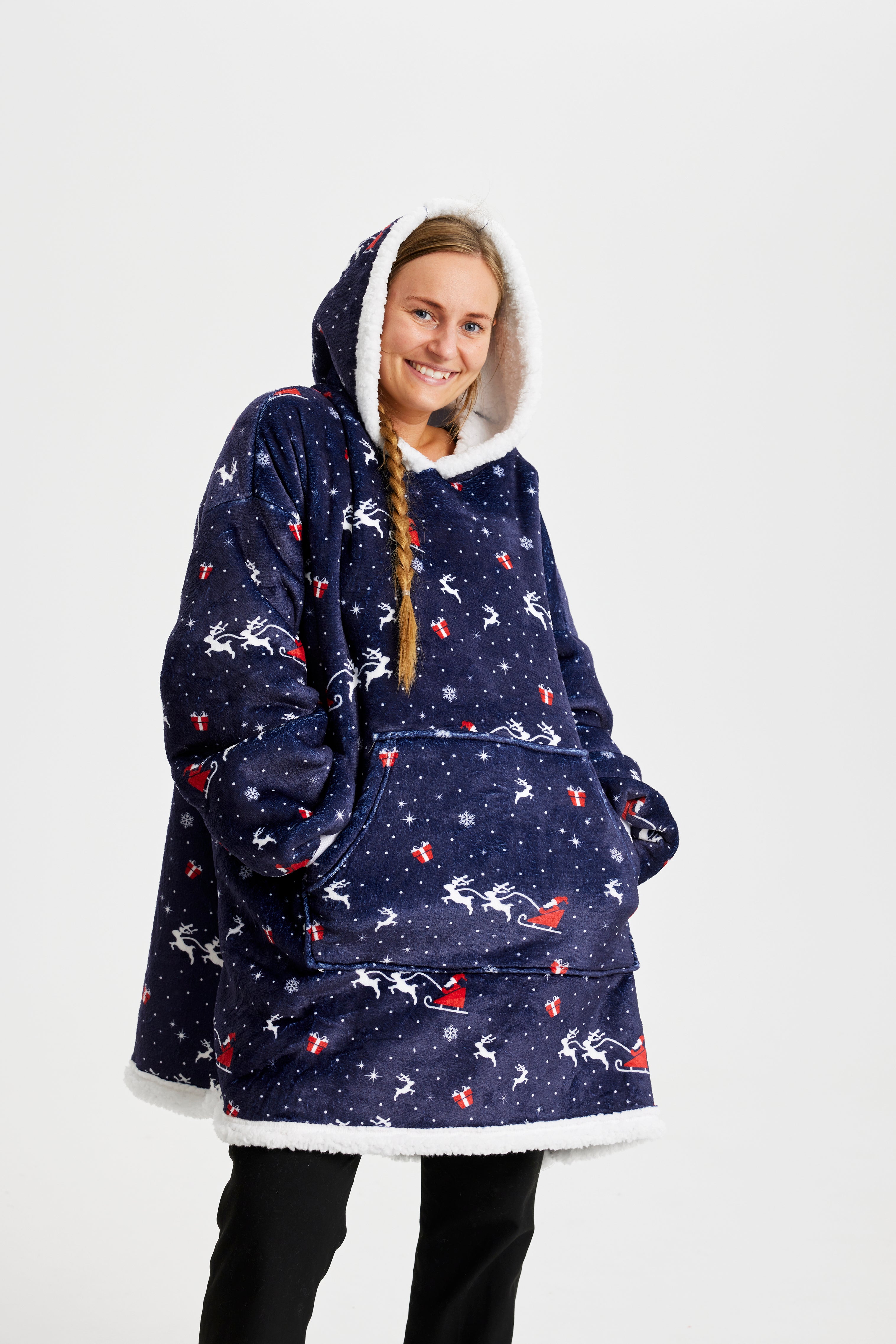 Een vrouw met een capuchon die een blauwe kerst hoodie draagt met een kerst print.